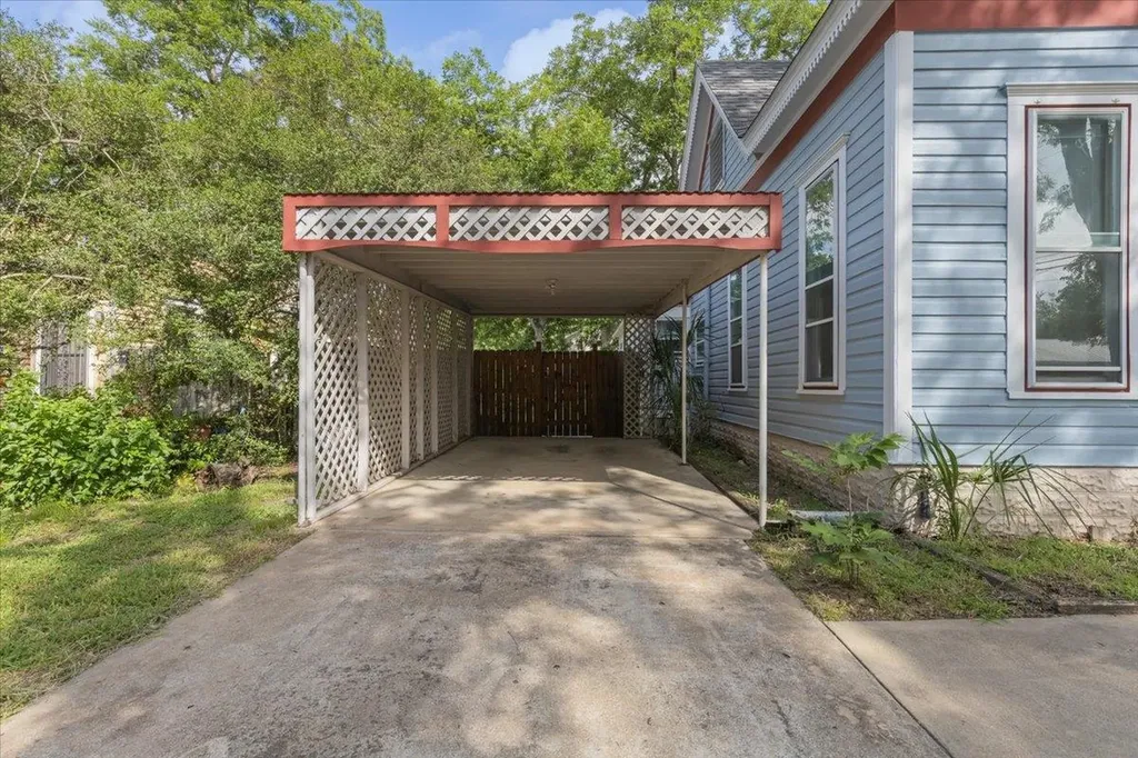 207 Hudgins Street Smithville TX 78957