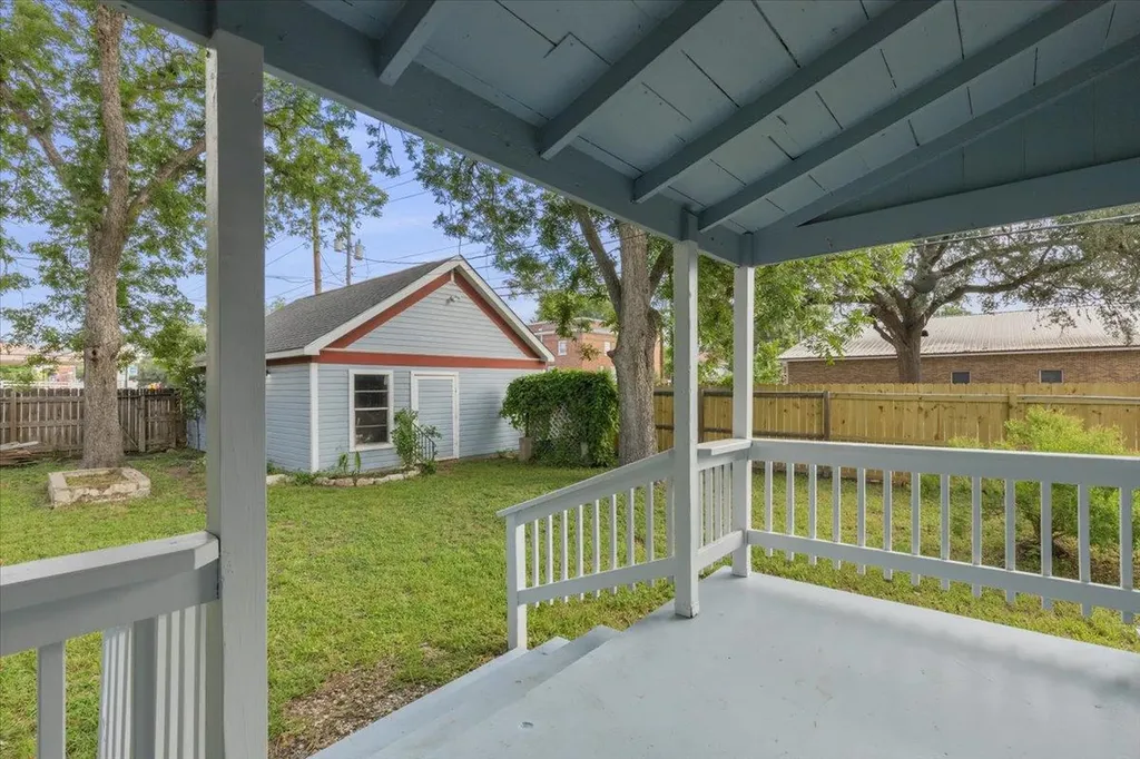 207 Hudgins Street Smithville TX 78957