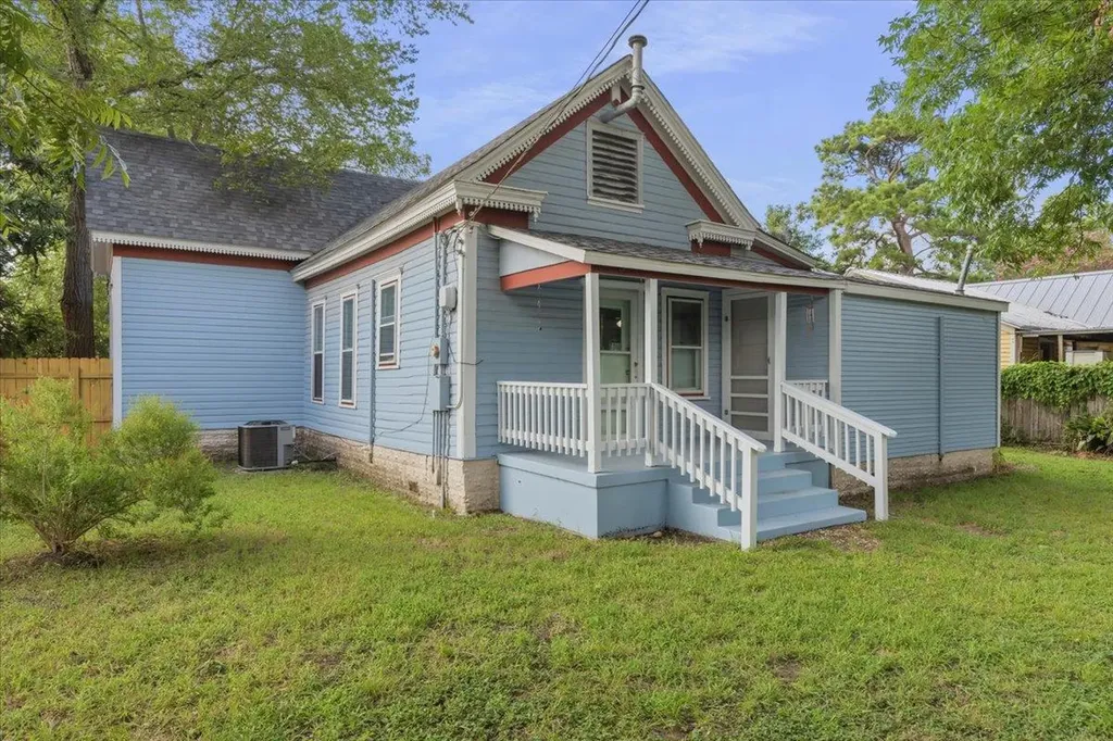207 Hudgins Street Smithville TX 78957