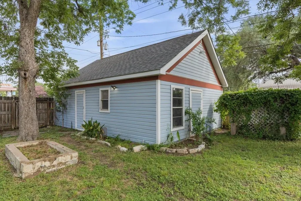 207 Hudgins Street Smithville TX 78957