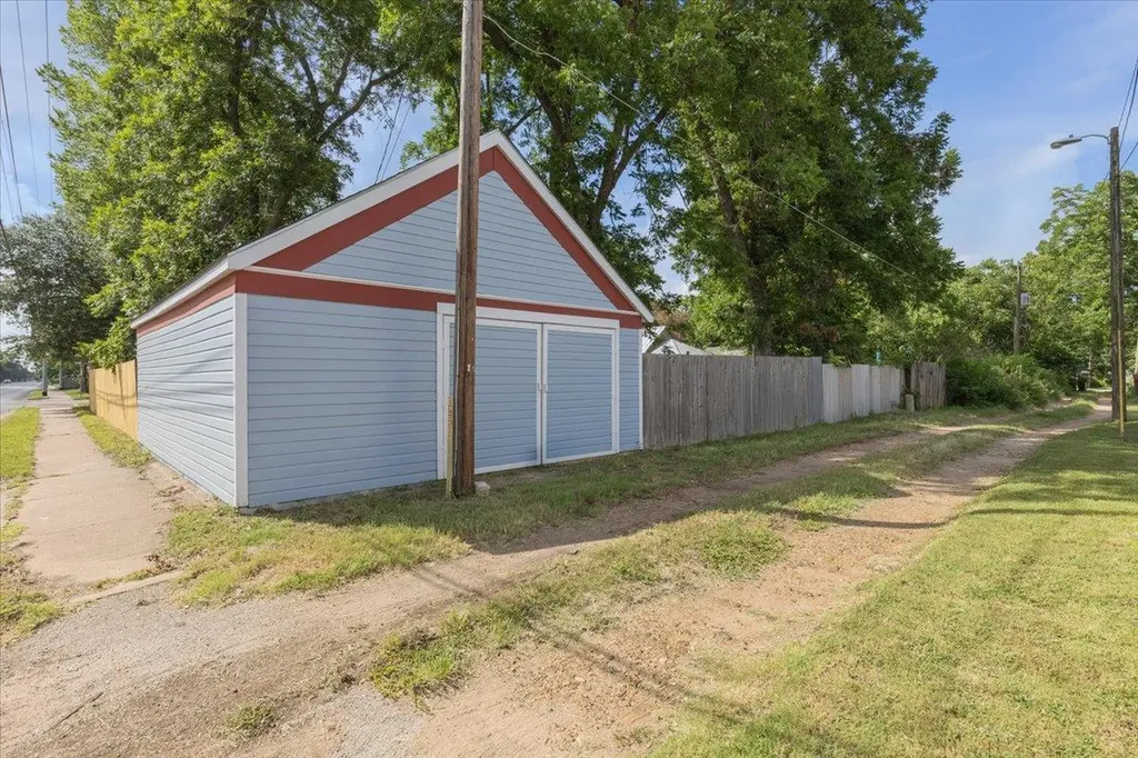207 Hudgins Street Smithville TX 78957