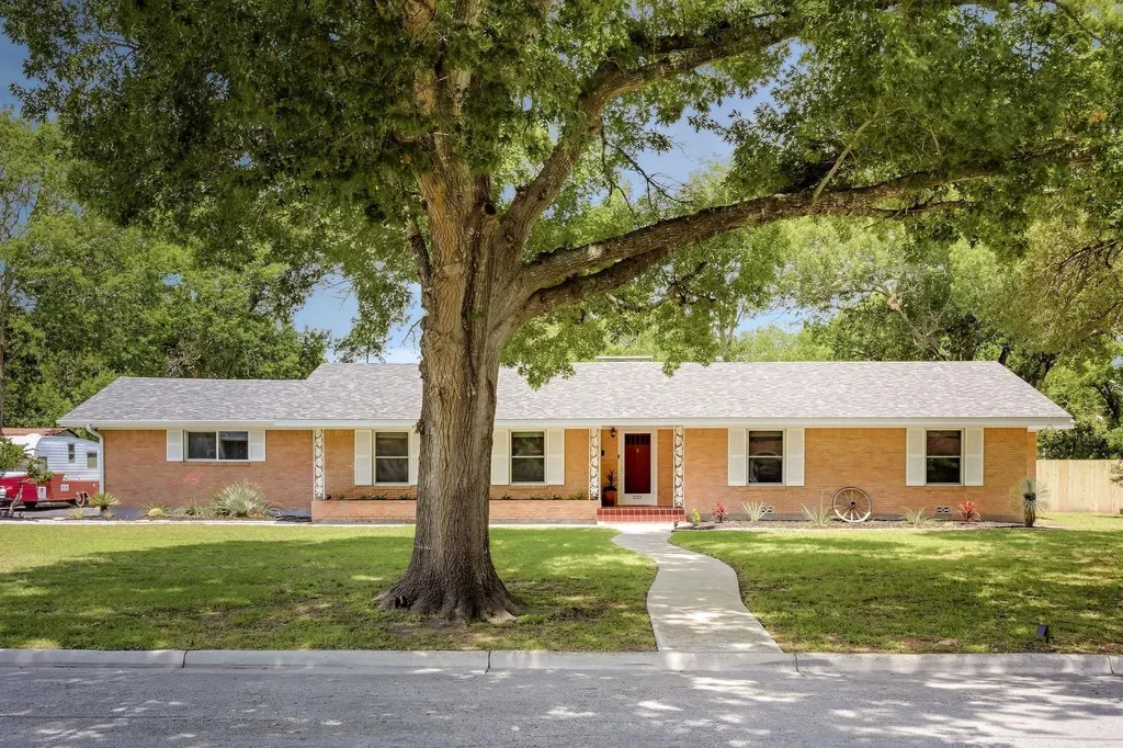 1215 W Live Oak Street Lockhart TX 78644