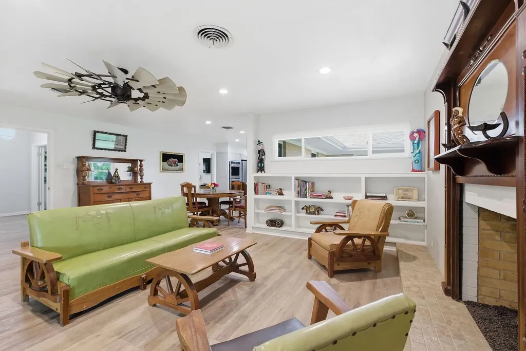 1215 W Live Oak Street Lockhart TX 78644
