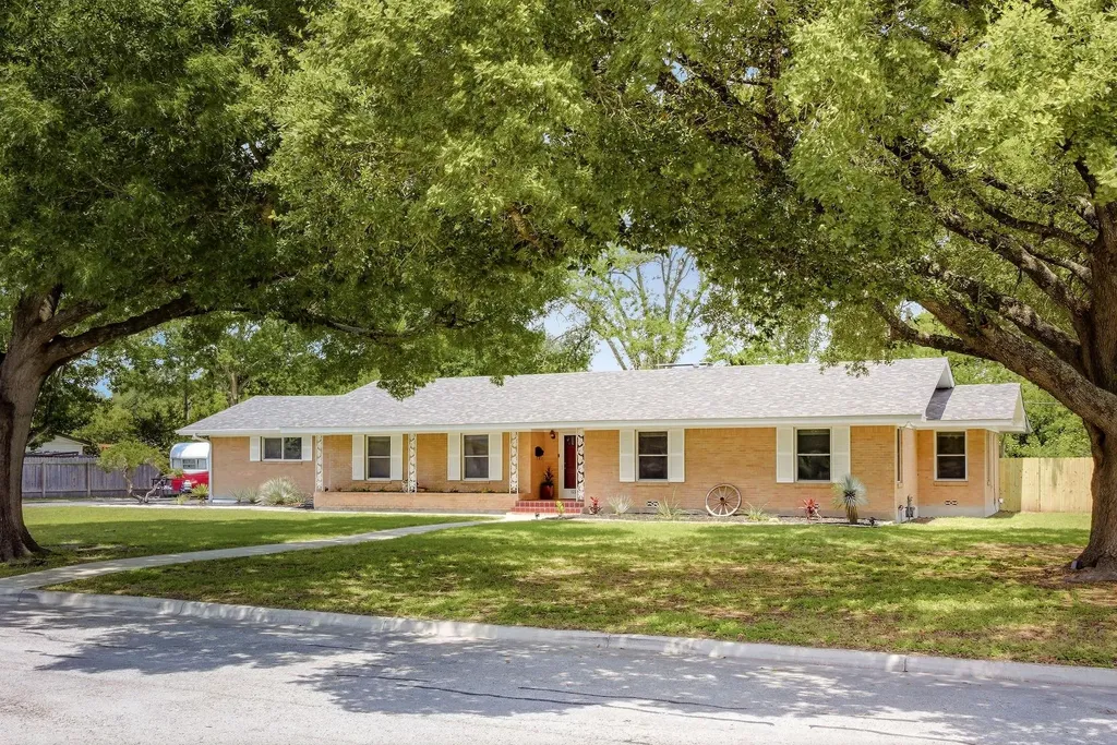 1215 W Live Oak Street Lockhart TX 78644