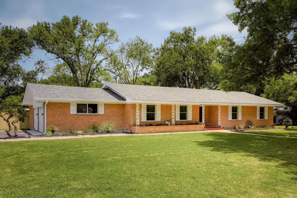 1215 W Live Oak Street Lockhart TX 78644