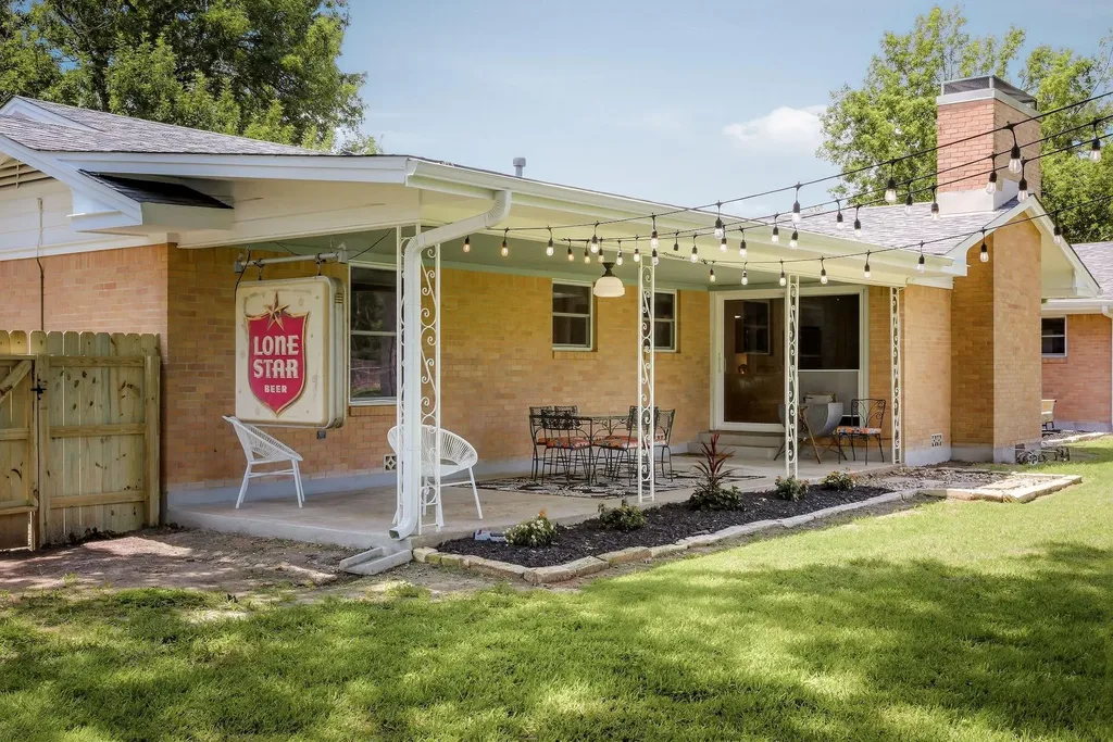 1215 W Live Oak Street Lockhart TX 78644