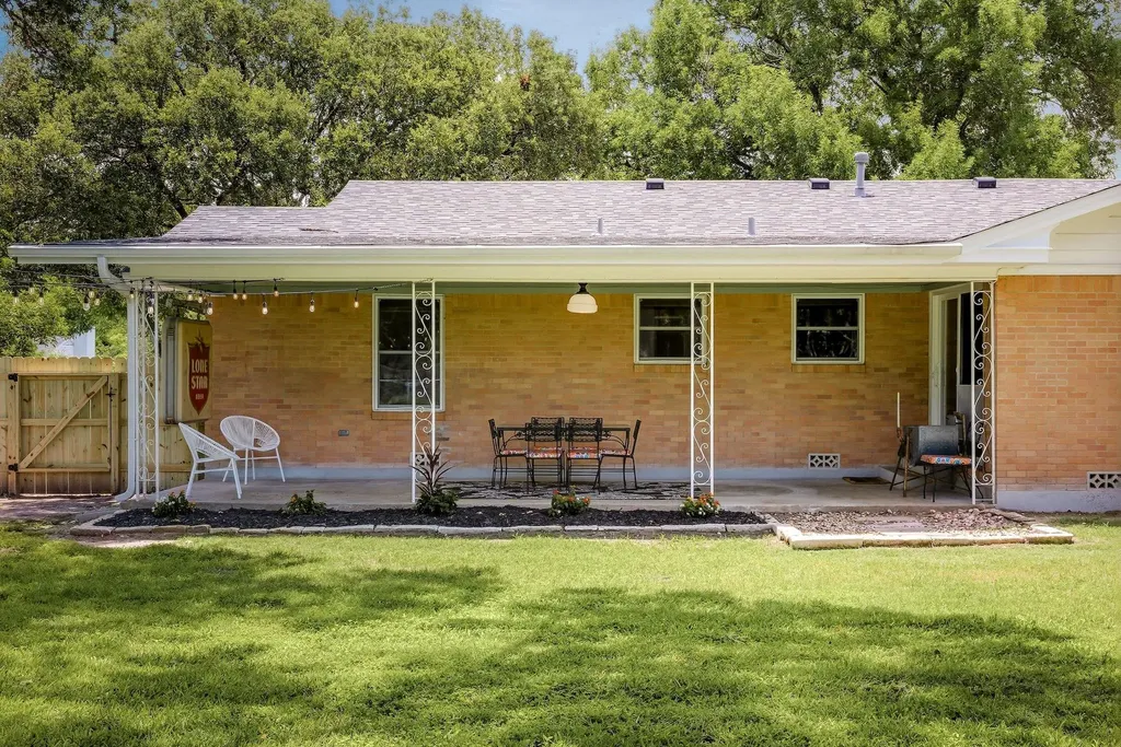 1215 W Live Oak Street Lockhart TX 78644