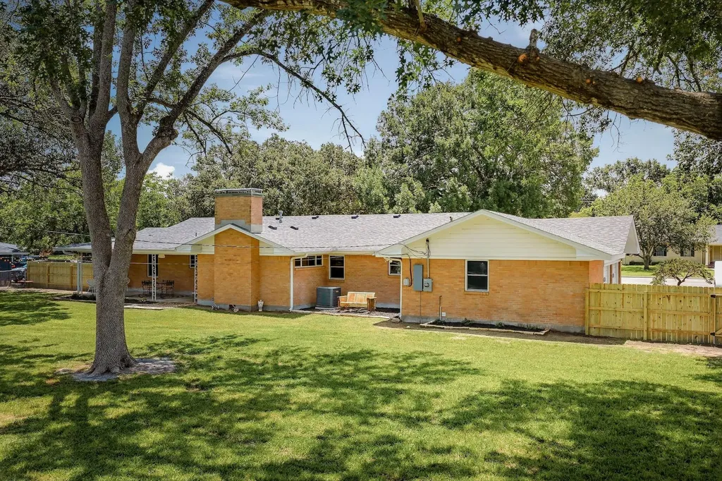 1215 W Live Oak Street Lockhart TX 78644