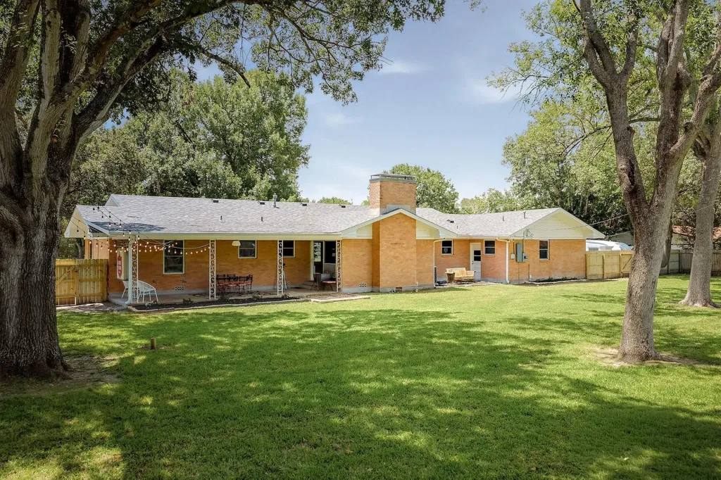 1215 W Live Oak Street Lockhart TX 78644