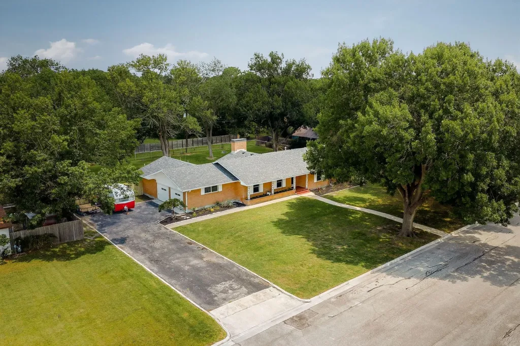 1215 W Live Oak Street Lockhart TX 78644