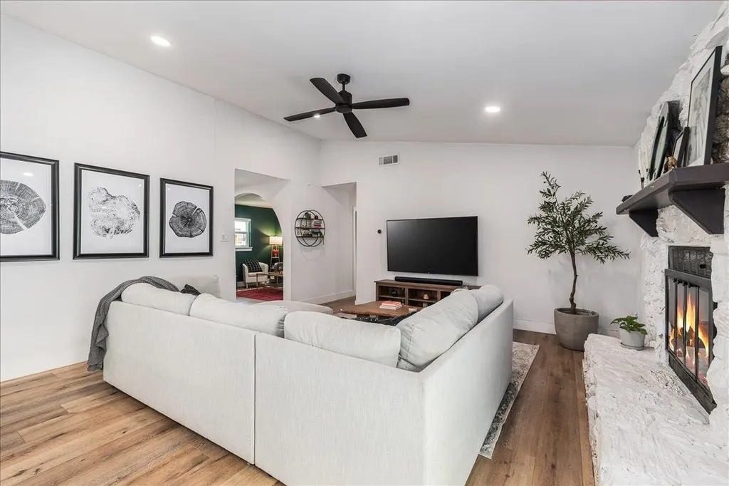 2108 Deadwood Drive Austin TX 78744