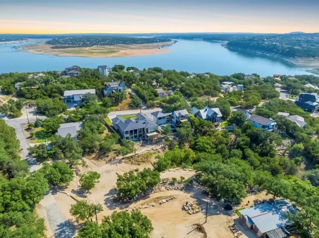 2107 Chisholm Trail Spicewood TX 78669