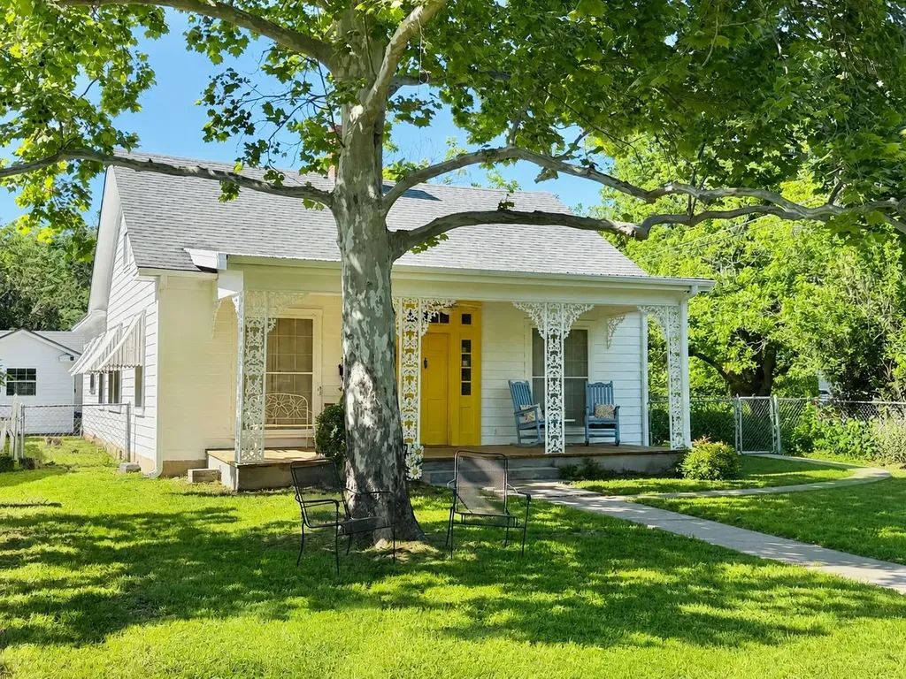 706 W 11th Street Taylor TX 76574