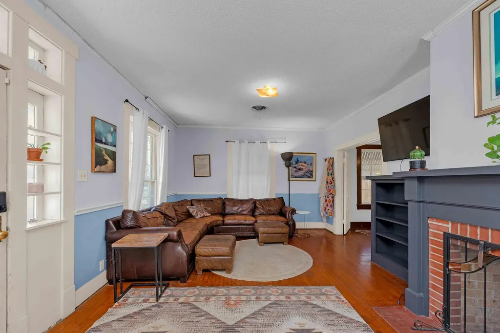 706 W 11th Street Taylor TX 76574