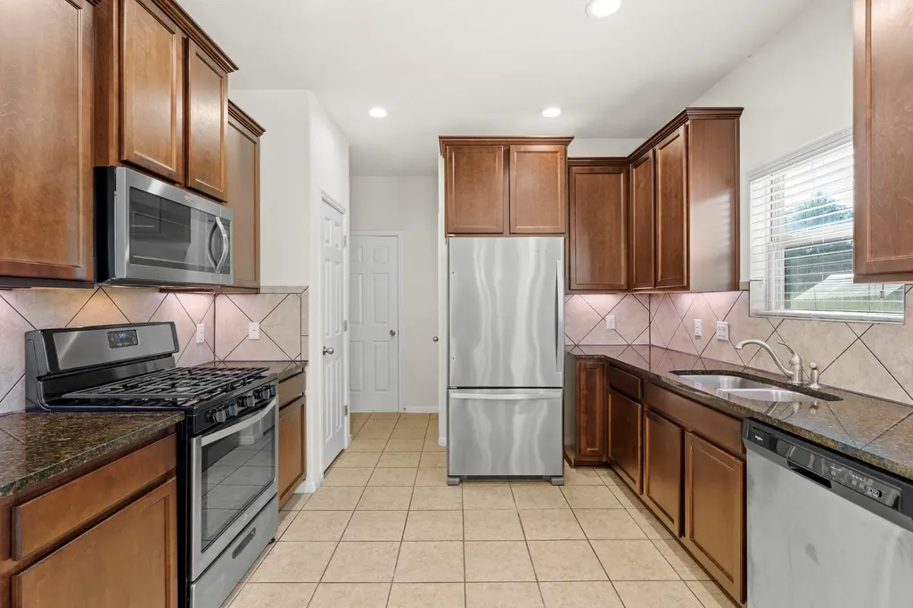 105 Lewisville Lane Leander TX 78641
