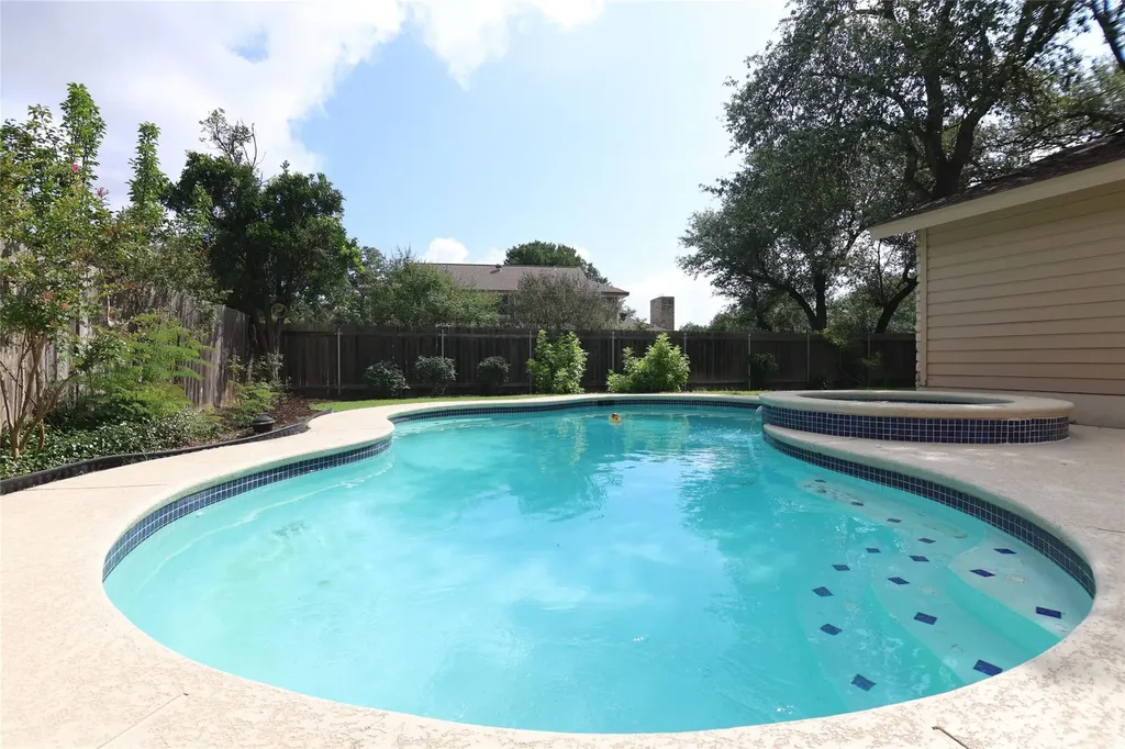 10901 Country Knoll Knolls Austin TX 78750