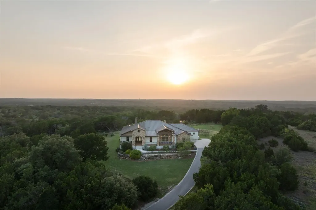 119 Creekside Trail Spicewood TX 78669