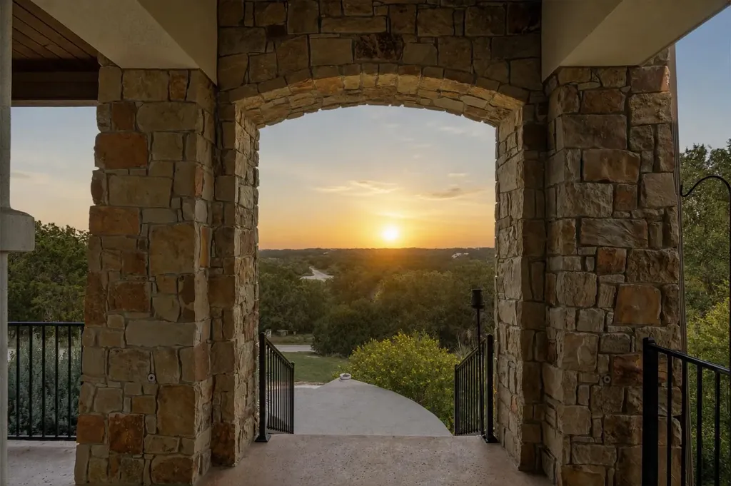 119 Creekside Trail Spicewood TX 78669