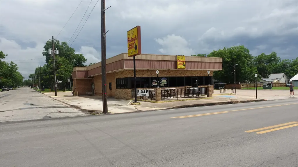122 E 5th Street Shiner TX 77984