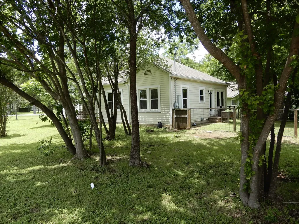 901 N Main Street Elgin TX 78621