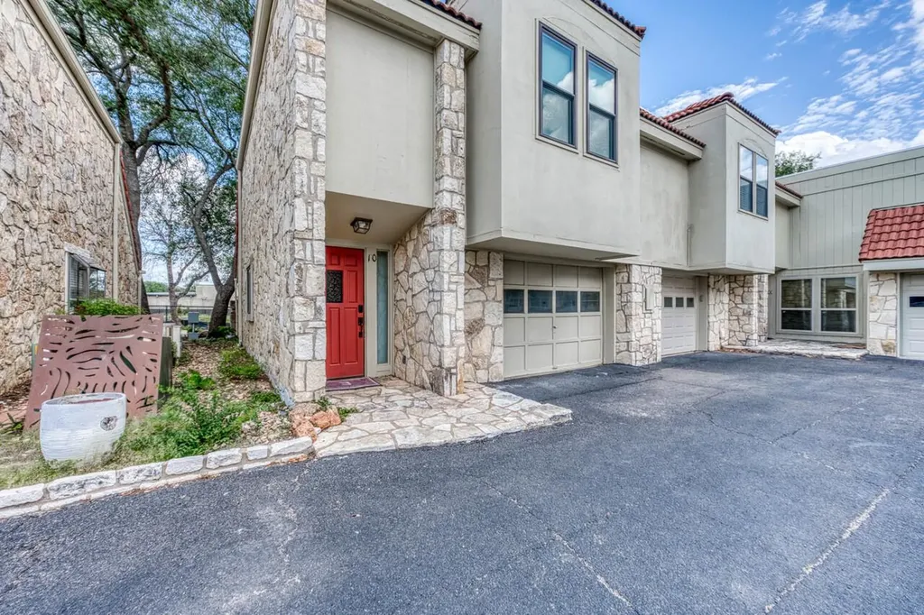 200 Free Rein Horseshoe Bay TX 78657
