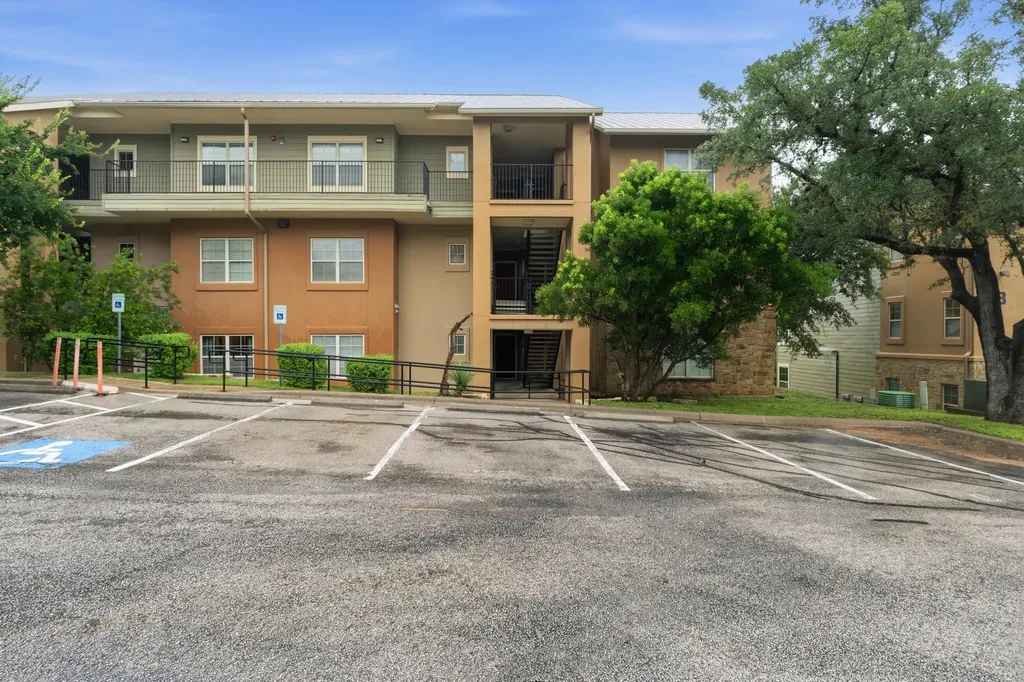 6810 Deatonhill Drive Austin TX 78745