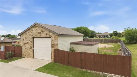 104 W Vienna Drive Hutto TX 78634