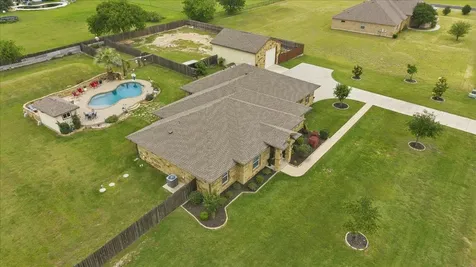 104 W Vienna Drive Hutto TX 78634