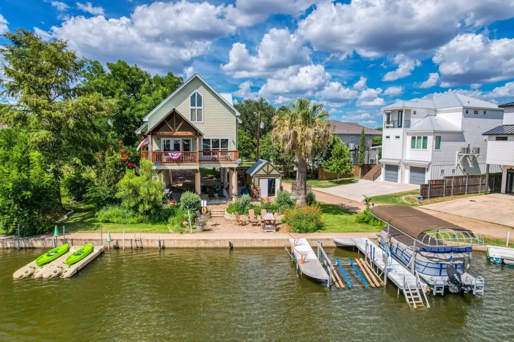 1605 Glencove Drive Kingsland TX 78639