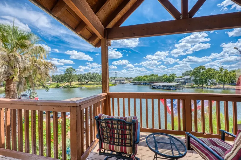 1605 Glencove Drive Kingsland TX 78639