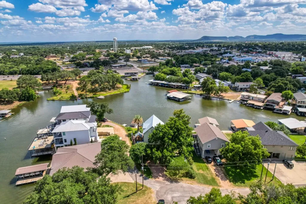1605 Glencove Drive Kingsland TX 78639
