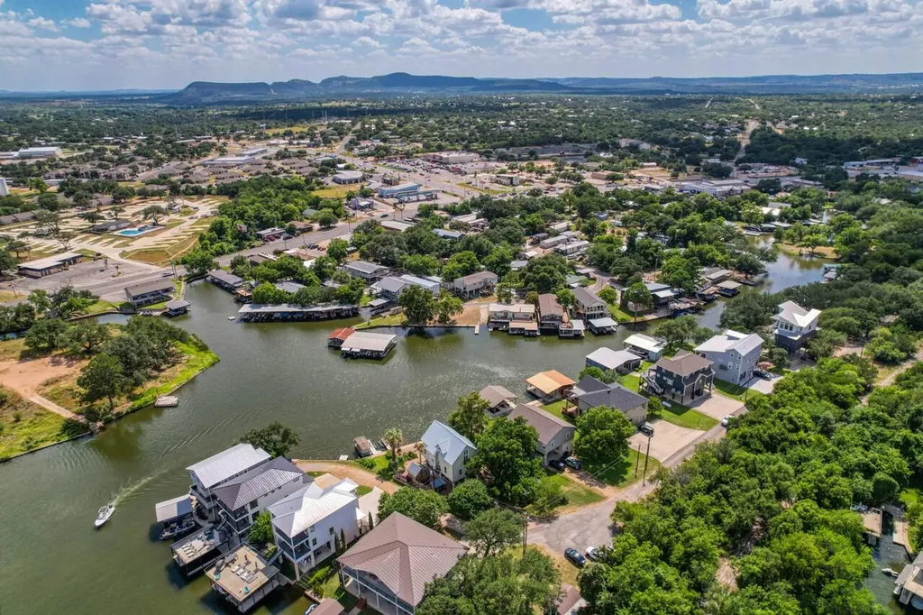 1605 Glencove Drive Kingsland TX 78639