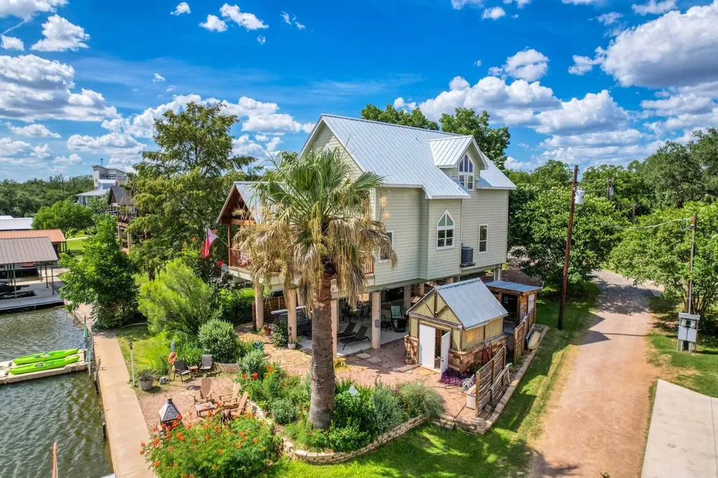 1605 Glencove Drive Kingsland TX 78639