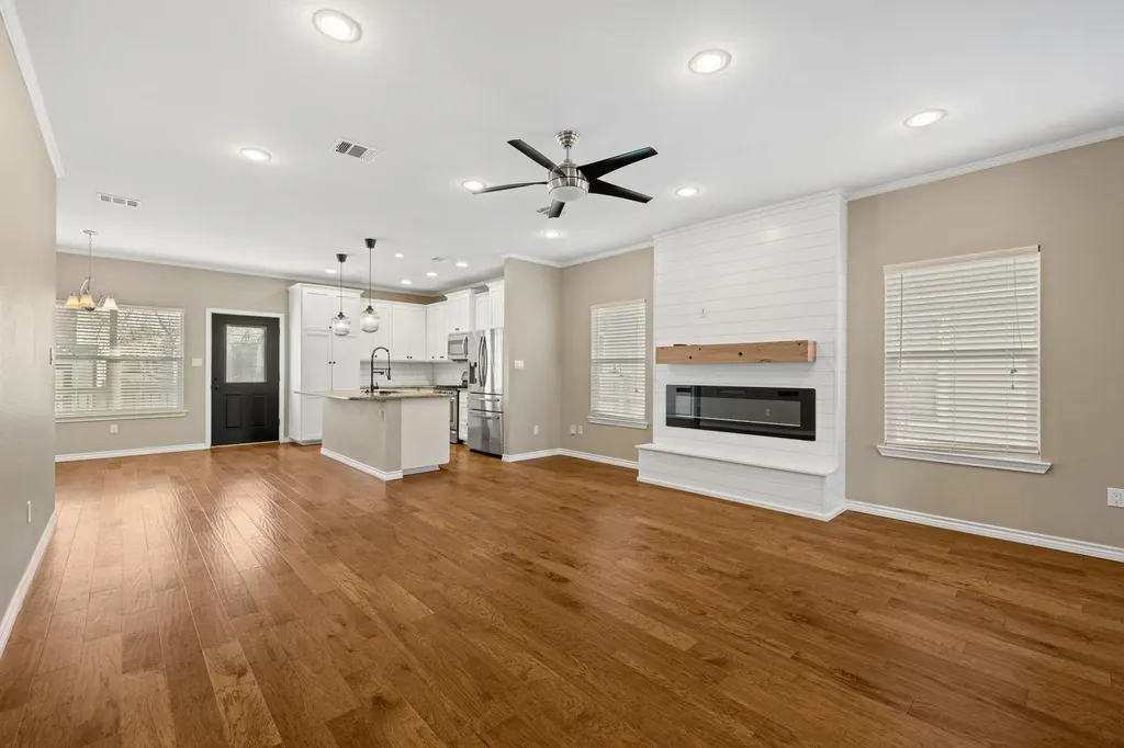 609A W 7th Street Taylor TX 76574