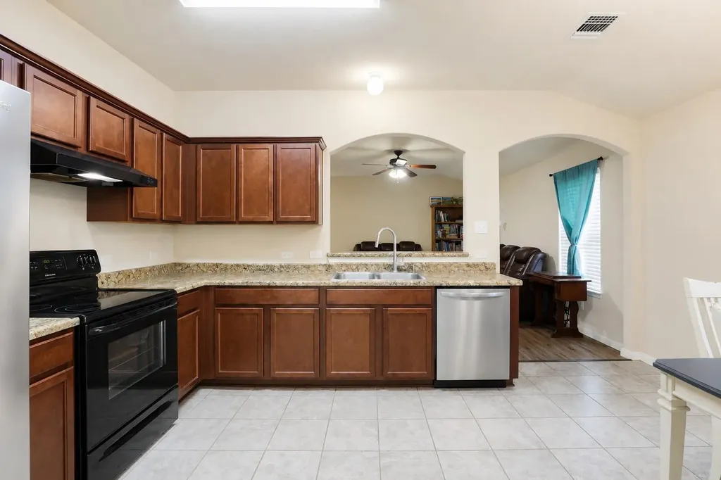 138 Talon Drive Luling TX 78648