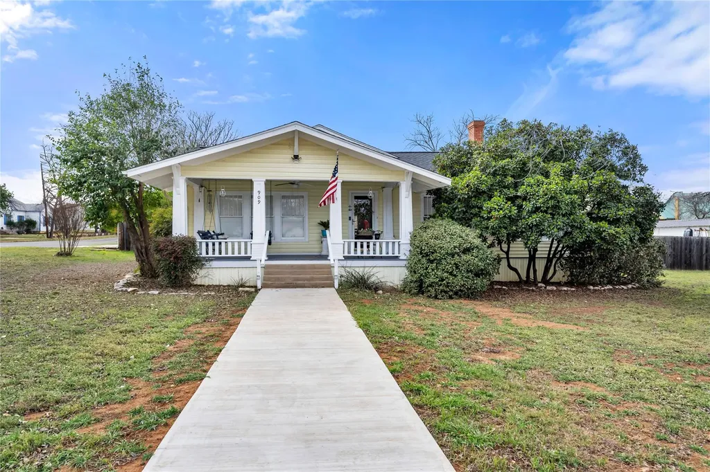909 Flag Street Llano TX 78643