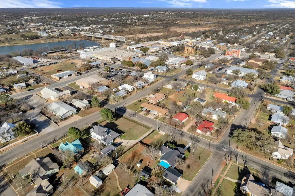 909 Flag Street Llano TX 78643