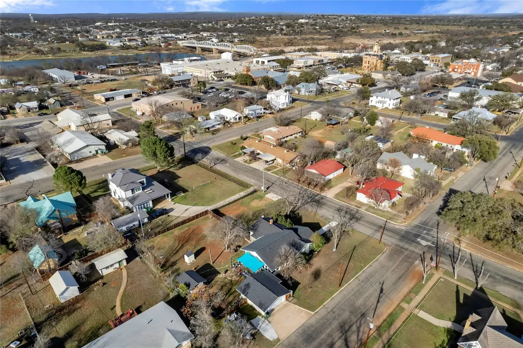 909 Flag Street Llano TX 78643