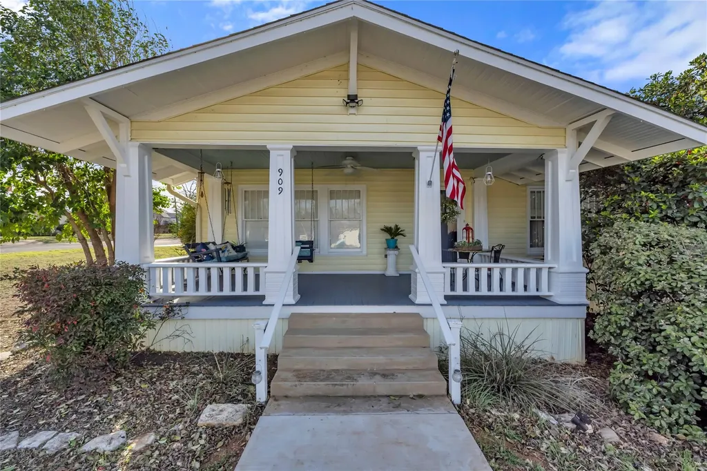 909 Flag Street Llano TX 78643