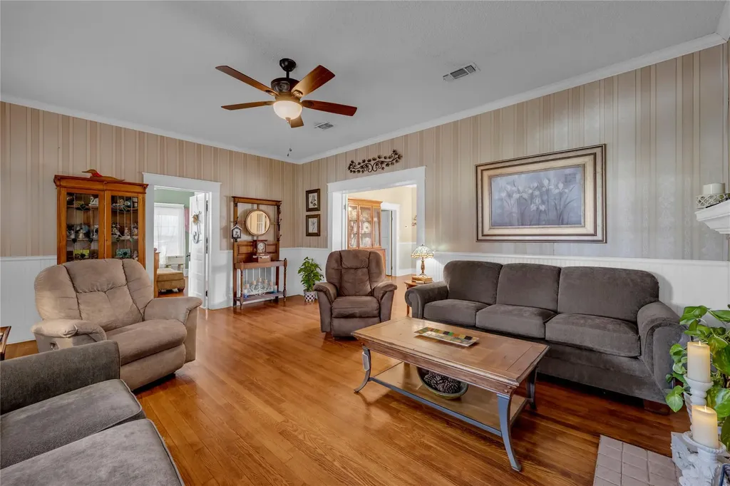 909 Flag Street Llano TX 78643