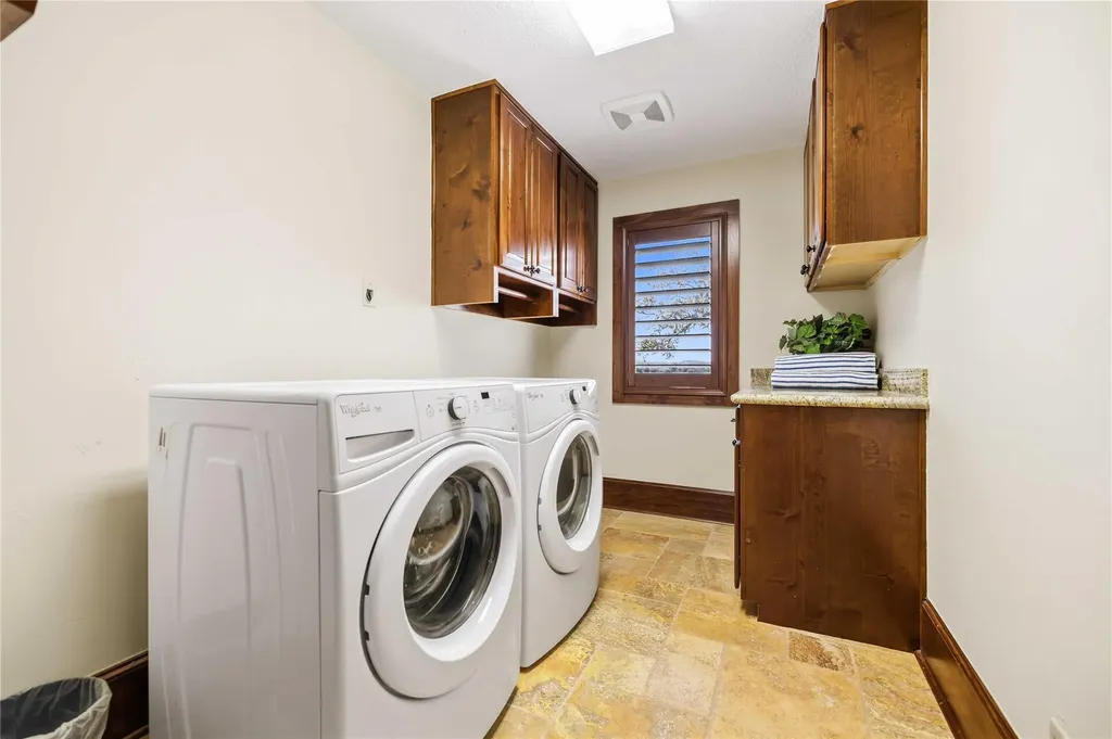 512 Harbor Drive Spicewood TX 78669