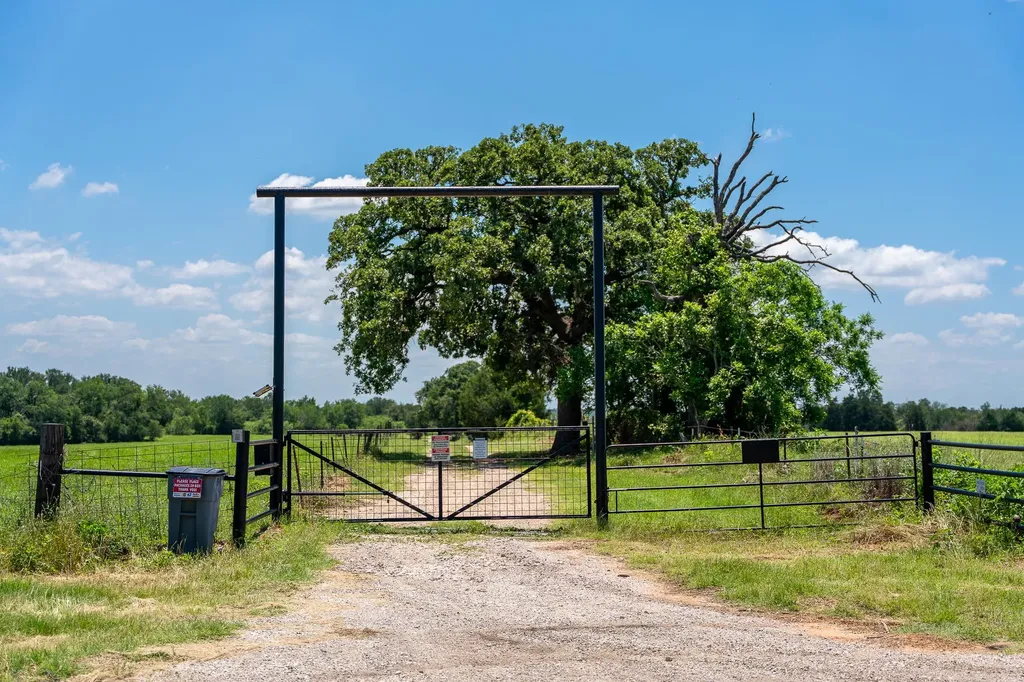 400 619 Spur Elgin TX 78621