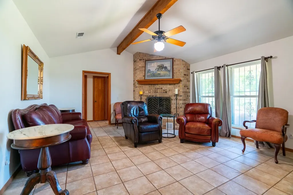 400 619 Spur Elgin TX 78621