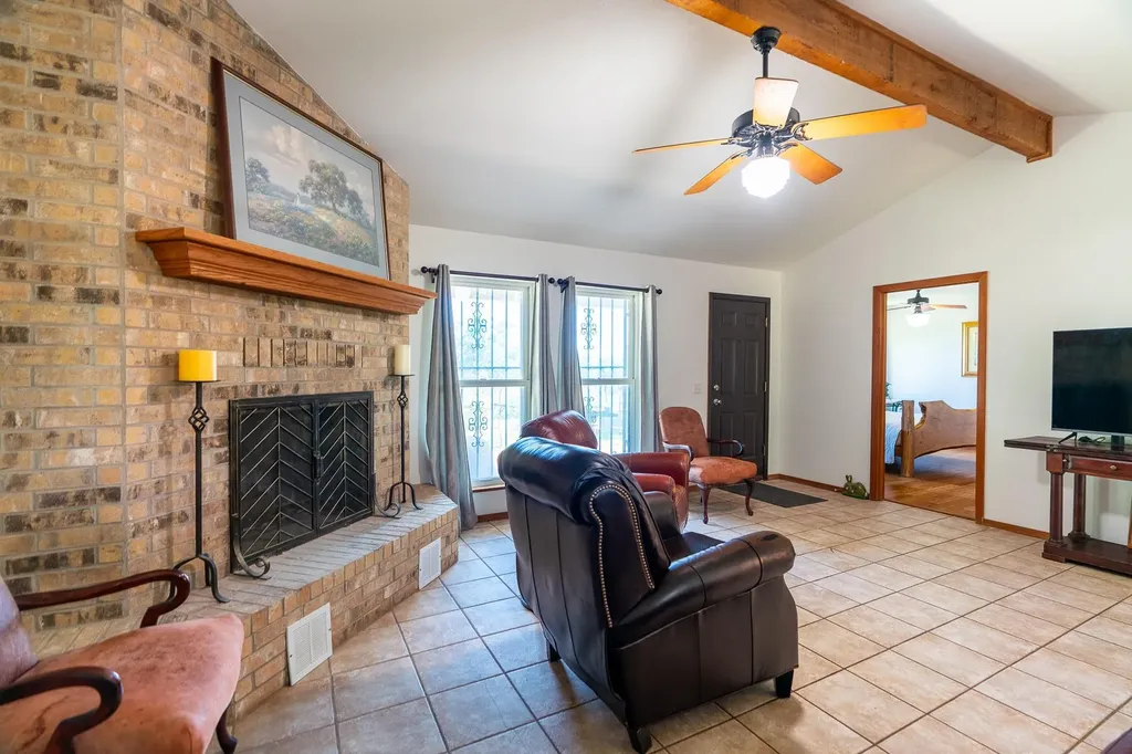 400 619 Spur Elgin TX 78621