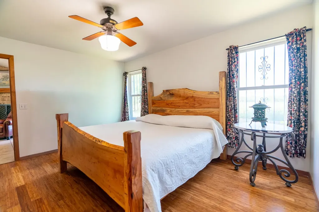 400 619 Spur Elgin TX 78621