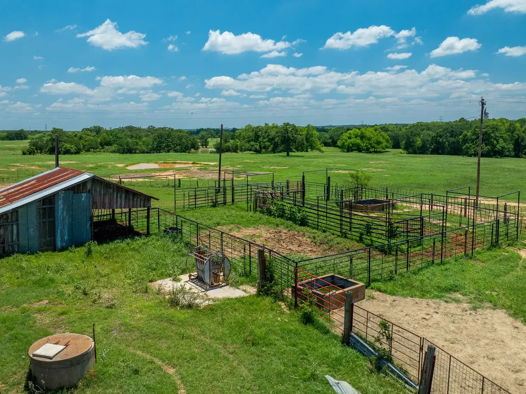 400 619 Spur Elgin TX 78621