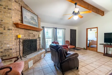 400 619 Spur Elgin TX 78621