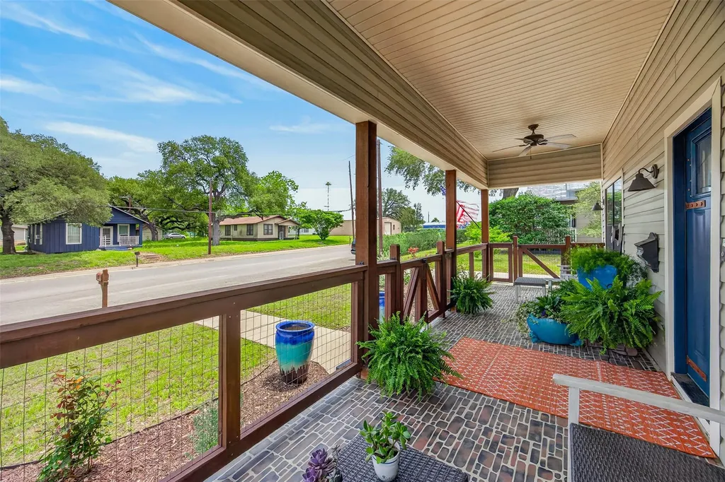 217 N Walnut Avenue N Luling TX 78648