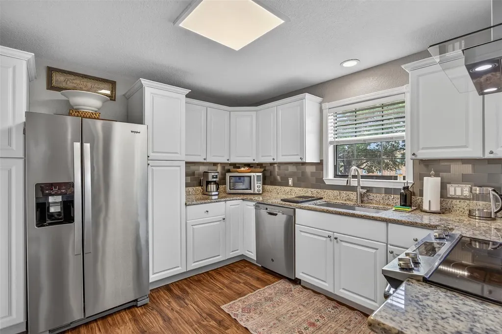 217 N Walnut Avenue N Luling TX 78648