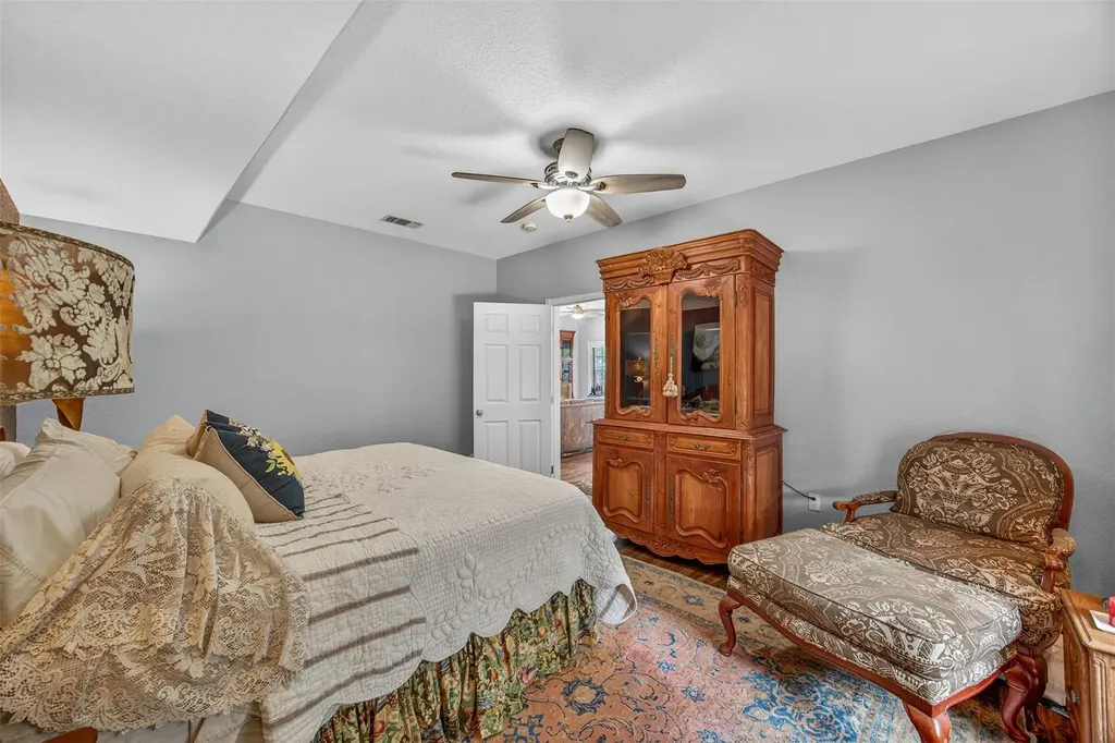 217 N Walnut Avenue N Luling TX 78648